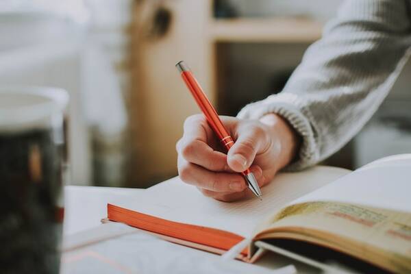 Cum te ajută scrisul într-un jurnal